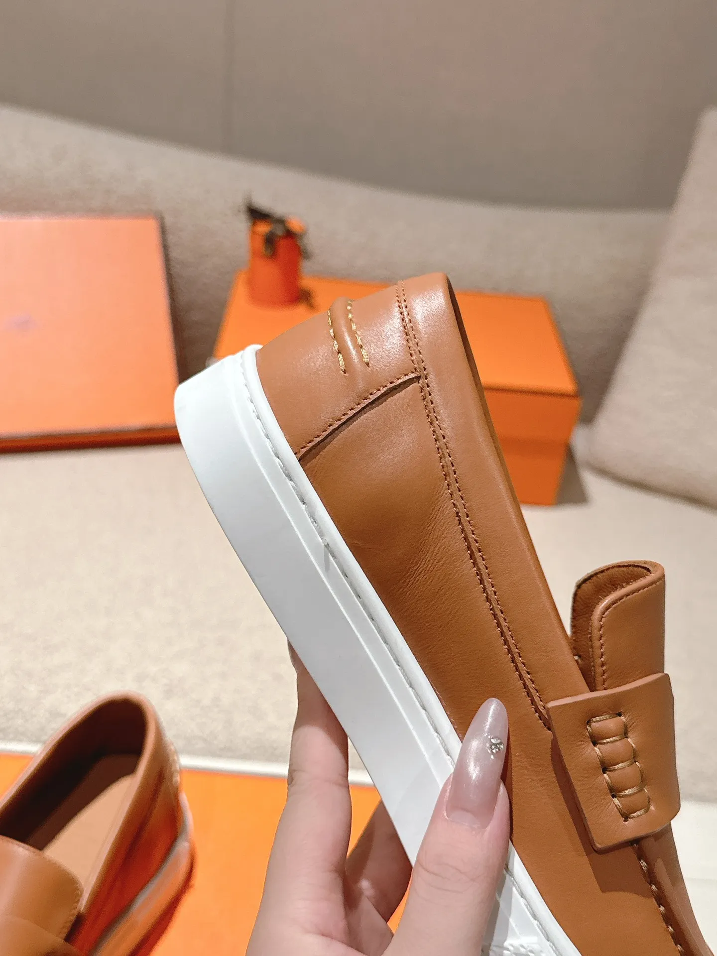 Men's men's shoes P620! Hermes# Thick Sole Couple Loafers These lace-up free sneakers in calfskin and washed denim feature signature "H" details. The design is simple and smooth, creating a fashionable urban look. It is comfortable and versatile. H family classics are not outdated, and the delivery counter is beautifully packaged🛍📦 Fabric: Original customized washed denim/first-layer cowhide Lining: Imported soft sheepskin Sole: Original open-molded anti-slip TPU material Size: 35-45